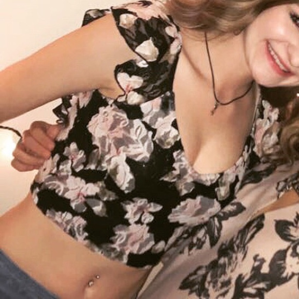 Crop Top/High Waisted jeans bundle
